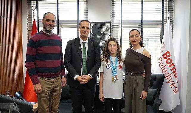 Bornova’nın Gurur Dolu Başarı Hikâyeleri: Gençler ve Akademisyen Adayları Ömer Eşki’yi Ziyaret Etti