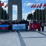 Çanakkale’den Hocalı’ya: Şehitlik Anıtları Önünde Düzenlenen Anlam Dolu Ziyaret ve TiyatroOyunu