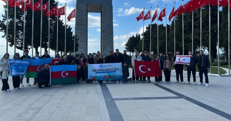 Çanakkale’den Hocalı’ya: Şehitlik Anıtları Önünde Düzenlenen Anlam Dolu Ziyaret ve TiyatroOyunu