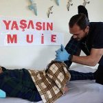 Çeşme’de Bayrama Dokunan Dayanışma: Yaşlı ve Özel Gereksinimli Komşularımıza Ev Temizliği ve Kişisel Bakım Desteği