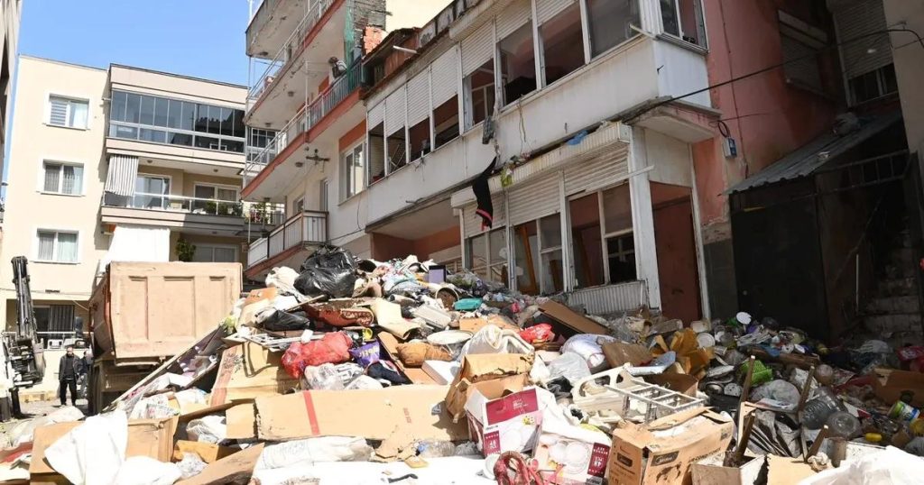 Çevre Sağlığı İçin Zorlu Adım: Karabağlar’da Yol Kenarında Değil İçeride, İçerideki Tehlike Birden Bire Ortaya Çıktı