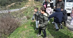 Çocuklar Doğayı Kucaklıyor: Bornova’da Tohum Toplarıyla Yeşil Bir Gelecek İnşa Ediliyor