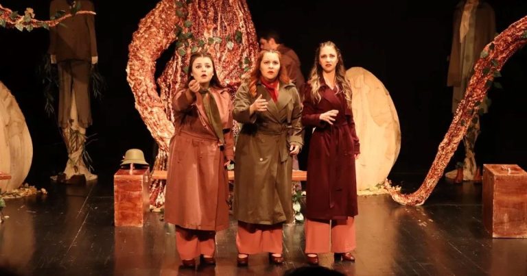 Deli Kadın Hikâyeleri: İçsel Patlamaların Sahnedeki Yansıması