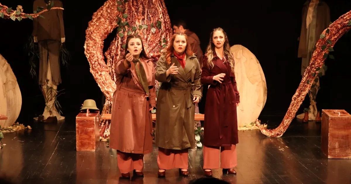 Deli Kadın Hikâyeleri: İçsel Patlamaların Sahnedeki Yansıması