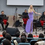 Demet Aslan ile Duyguların Dorukta Yaşandığı Bir Gece: İzmir’de Sevgi Dolu Ritmler