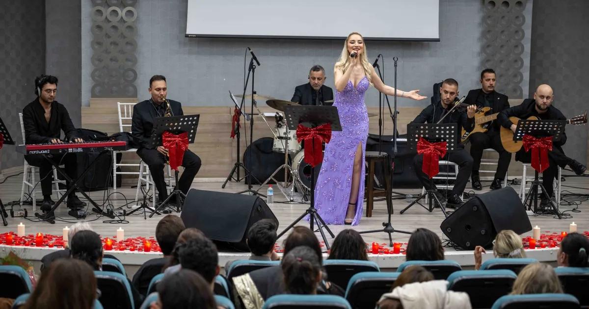 Demet Aslan ile Duyguların Dorukta Yaşandığı Bir Gece: İzmir’de Sevgi Dolu Ritmler