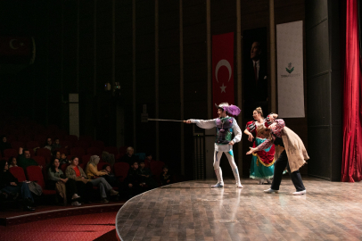 Don Kişot Gökyüzüne Dokunan Bir Masal: Çocuk Sahnesinde İzBBŞT’nin Torbalı Turnesi