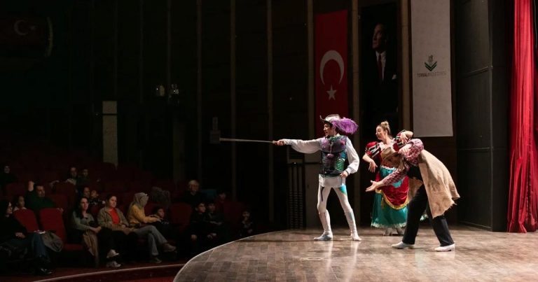 Don Kişot Gökyüzüne Dokunan Bir Masal: Çocuk Sahnesinde İzBBŞT’nin Torbalı Turnesi