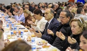 Foça’da Ramazan Sofrası: Dayanışmanın ve Umudun Işığıyla Şehrin Her Köşesi Birlikte Atıyor