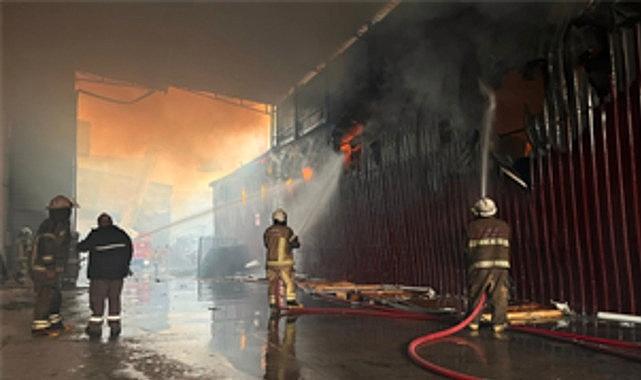 Gecenin Karanlığında Yangın Alarm Verdi: İzmir’de Mobilya İmalathanelerinde Büyük Müdahale ve Sonrası