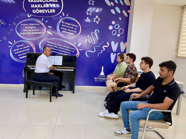 Gençliğin Şehrine Yön Veren İzmir: Kültürden Eğitime, İstihdamdan Dayanışmaya Uzanan Bir Dönüşüm
