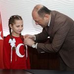 Geyve’nin Genç Yıldızı: Milli Marşla Yükselen Gurur ve Umut Işığı