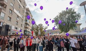 Gölgesiz Işıklar: Dominik Caddesi’nde Kadının Ellerinde Yükselen Umutların Kermesi