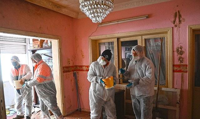 Güçlü Ateş Hattı: Karabağlar’da Çöp Evi Temizliğiyle Toplum Sağlığı İçin Tarihi Adım