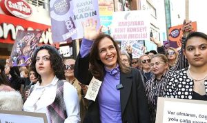 Işıklar Altında Dayanışma Yolculuğu: Kadının Gücüyle Şehrin Yeniden Çizilmesi