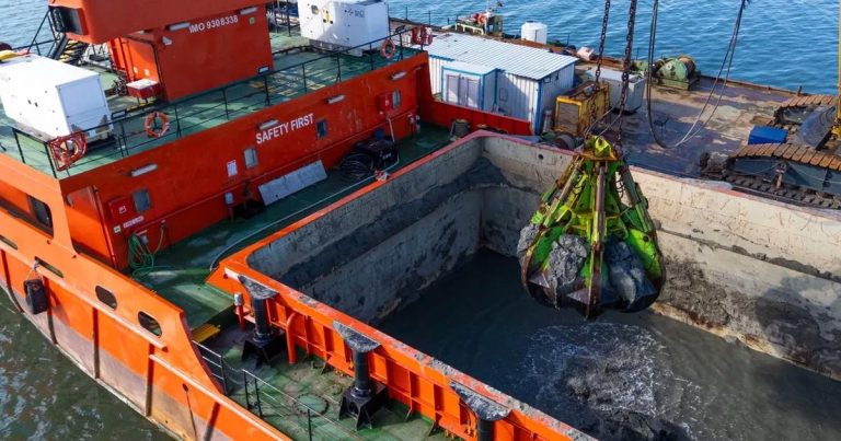 İzmir Körfezi’nin Derin Uykusunu Sarsan Dip Tarama Operasyonu: Çamurdan Hafriyata Uzanan Büyük Temizlik Hikayesi