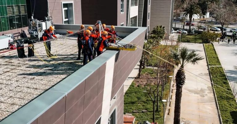 İzmir’de Bomba İhbarı ve Kapsamlı Tahliye Tatbikatı: Güvenlik Önlemleri En Üst Düzeye Çıktı