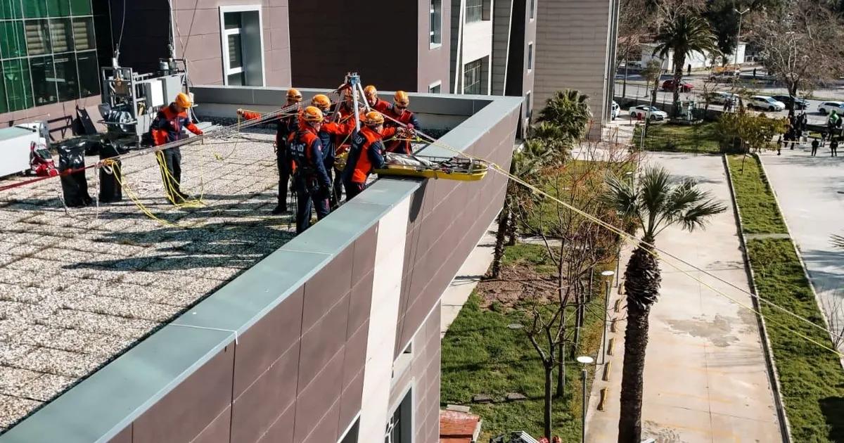 İzmir’de Bomba İhbarı ve Kapsamlı Tahliye Tatbikatı: Güvenlik Önlemleri En Üst Düzeye Çıktı