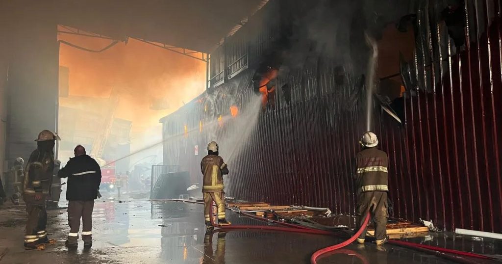 İzmir’de Büyük Yangın Alarmı: 7 İş Yeri Zarar Gördü ve Soğutma Çalışmaları Devam Ediyor