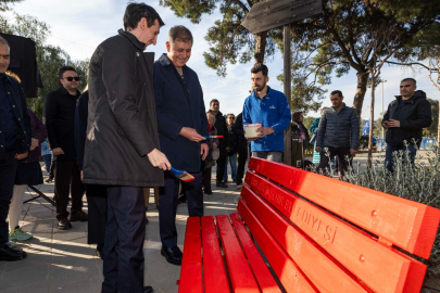 İzmir'de Kırmızı Banklar: Şiddete Karşı Halkın Dayanışmasıyla Başkasına Değil, Hayata Bağlılık Vurgusu