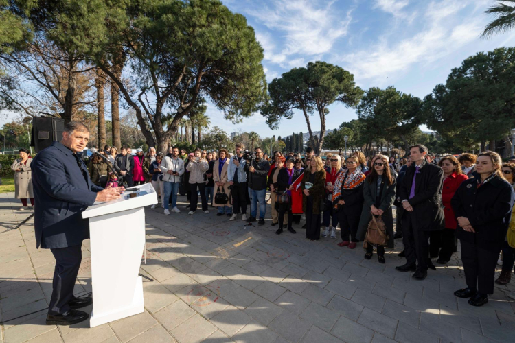 İzmir'de Kırmızı Banklar: Şiddete Karşı Halkın Dayanışmasıyla Başkasına Değil, Hayata Bağlılık Vurgusu