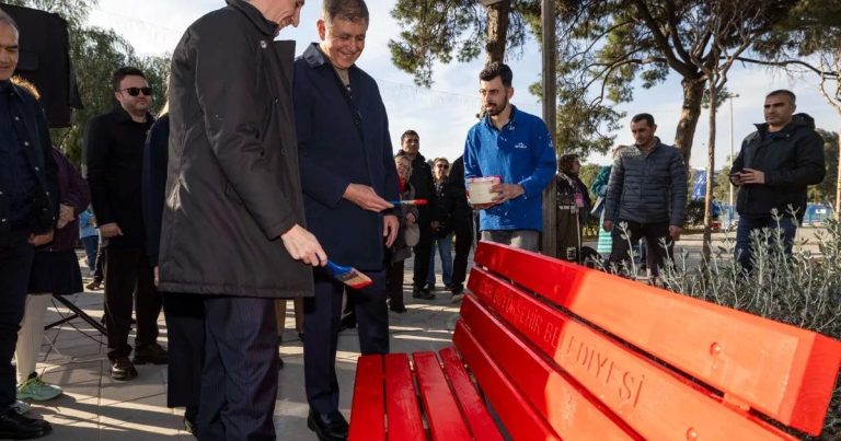 İzmir’de Kırmızı Banklar: Şiddete Karşı Halkın Dayanışmasıyla Başkasına Değil, Hayata Bağlılık Vurgusu