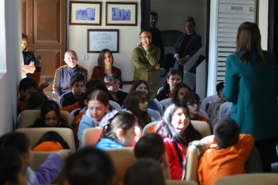 İzmir’de Masal Çarşambalarıyla Çocuklar Hayallerini Büyütüyor: Karabağlar’da Kütüphane Büyüsü