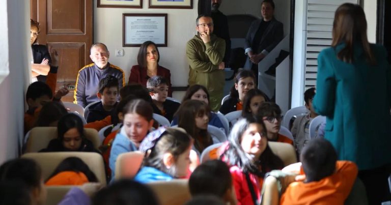 İzmir’de Masal Çarşambalarıyla Çocuklar Hayallerini Büyütüyor: Karabağlar’da Kütüphane Büyüsü