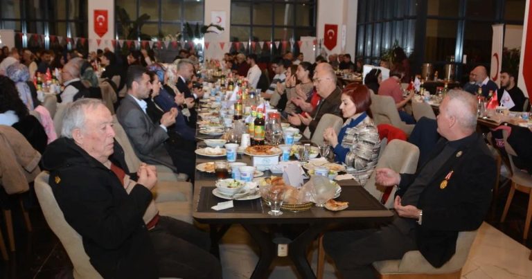 İzmir’de Şehit Aileleriyle Ramazan Coşkusu: İftar Programı Büyük Beğeni Topladı
