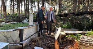 İzmir’de Şiddetli Yağış ve Fırtına Sonrası Mezarlıklar: Ağaçlar Dökülürken 63 Mezar Restore Edildi, Riskli Ağaçlar Güvenli Şekilde Kesiliyor