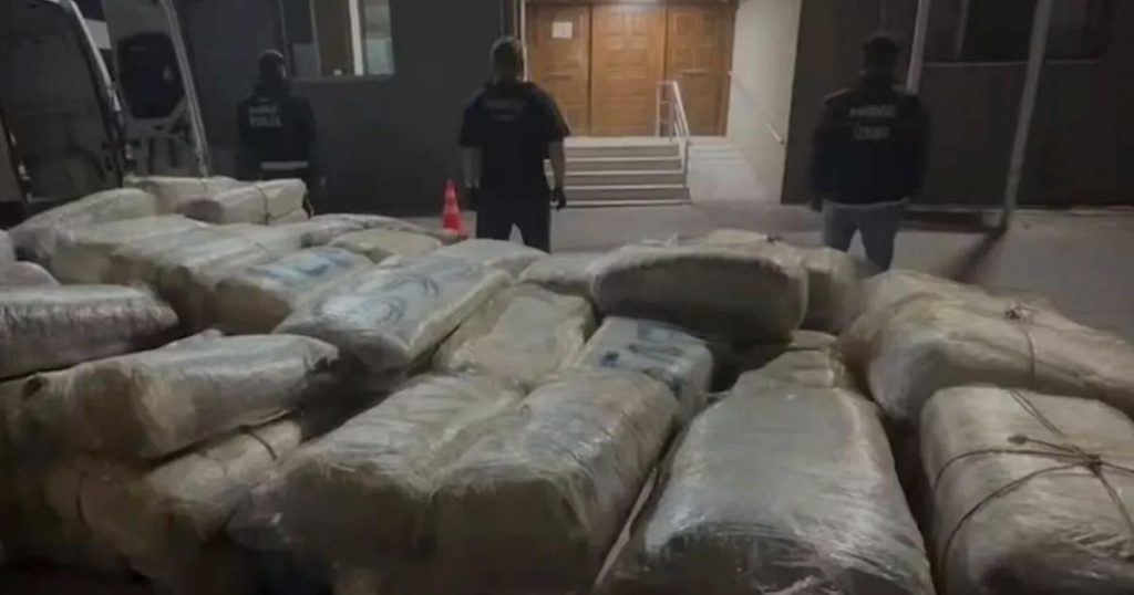 İzmir’de Şok Operasyon: Yakalanan Büyük Narko-Mecele Sızan Skunk ve Binlerce Hapla Şaşırtan Yakalama