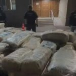 İzmir’de Şok Operasyon: Yakalanan Büyük Narko-Mecele Sızan Skunk ve Binlerce Hapla Şaşırtan Yakalama