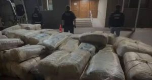 İzmir’de Şok Operasyon: Yakalanan Büyük Narko-Mecele Sızan Skunk ve Binlerce Hapla Şaşırtan Yakalama