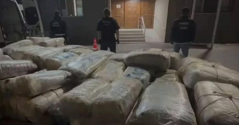 İzmir’de Şok Operasyon: Yakalanan Büyük Narko-Mecele Sızan Skunk ve Binlerce Hapla Şaşırtan Yakalama