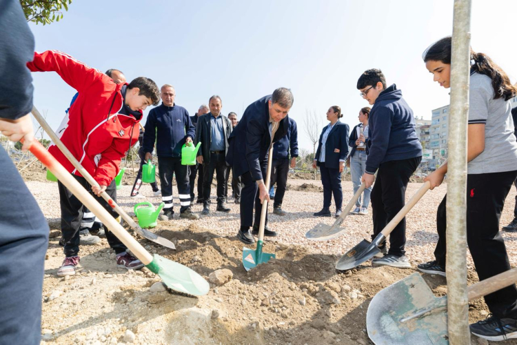 İzmir’de Yeşil Şehrin İnşası: İtfaiyeciler İçin Massive Mikro Orman Projesi ve Fidan Desteğiyle Doğaya Adanmış Gün