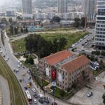 İzmir’in Gündemindeki Meslek Fabrikası: Vakıflar Yasası ve Şehrin Mülkiyet Mücadelesiyle Yükselen Gerilim