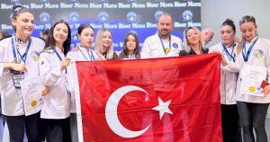 İzmir’in Gurur Kaynağı: Karabağlar Lisesi Öğrencileri Brač’ta Uluslararası Gastronomi Zirvesinde Altın ve Zaferle Döndü
