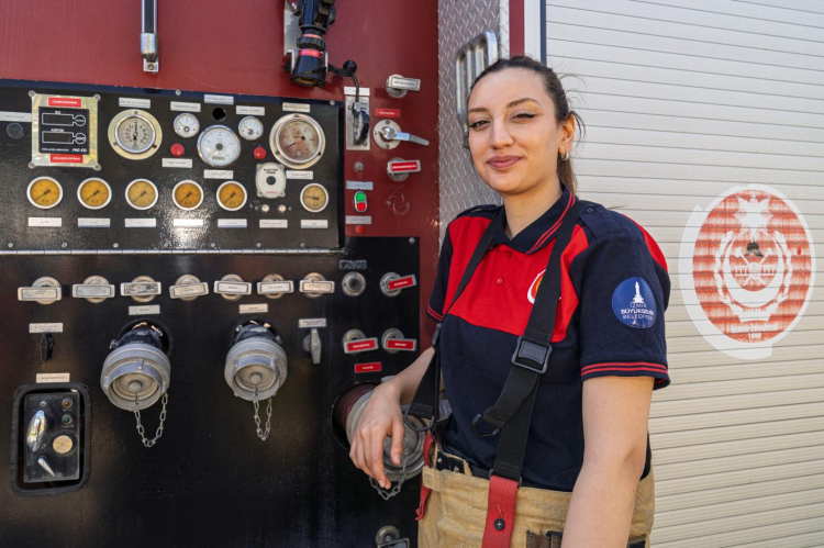 İzmir’in İlk Kadın İtfaiyecisi: Zorlu Yolları Aşan Genç Çalışkan
