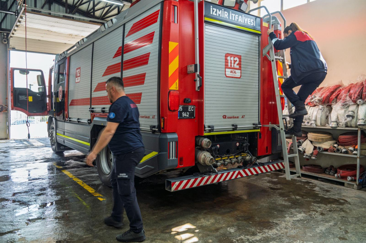 İzmir’in İlk Kadın İtfaiyecisi: Zorlu Yolları Aşan Genç Çalışkan