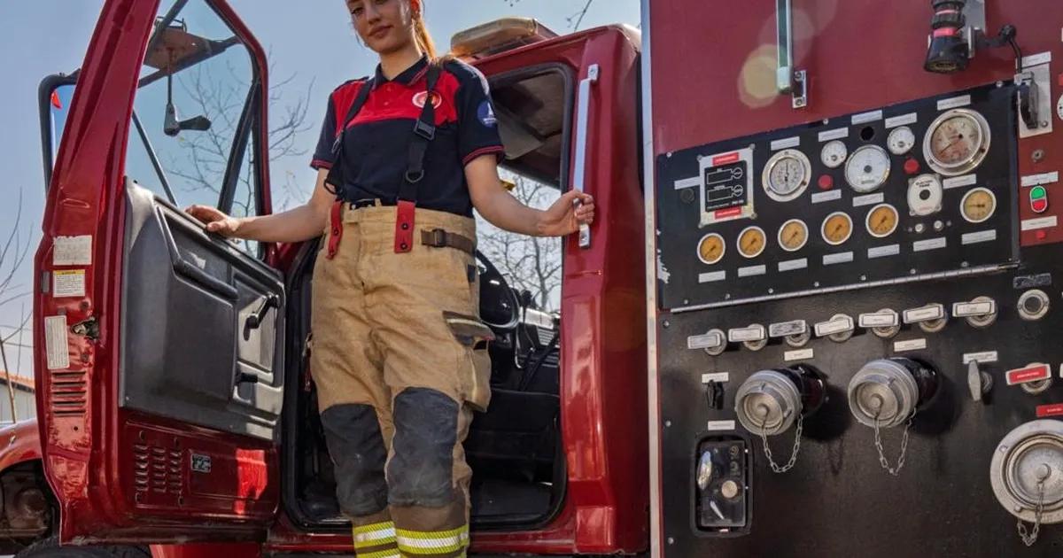 İzmir’in İlk Kadın İtfaiyecisi: Zorlu Yolları Aşan Genç Çalışkan