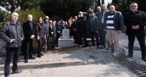 İzmir’in Sessiz Efsanesi Okan Yüksel, Mezarı Başında Anıldı ve Caddeye Adı Verildi