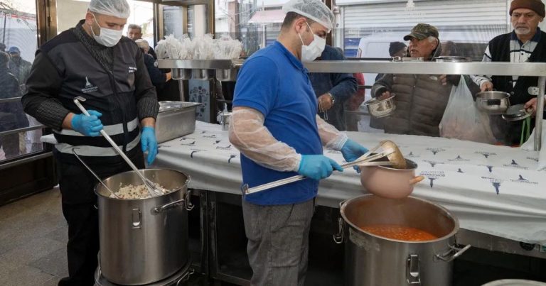 İzmir’in Sosyal Destekleriyle Binlerce Ailenin Yükü Hafifliyor: 683 Bin 828 Başvuru, Yüzlerce Aktivite