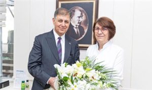 İzmirli Hekimler İçin Tıp Bayramı Anısına Samimi Bir Ziyaret: Tugay’dan Meslektaşlara Destek ve Teşekkür