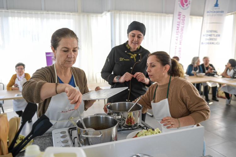 Kadın Dayanışmasının Mutfağı: İzmir’de Mahalle Mutfağı Projesi Başladı
