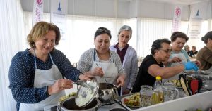 Kadın Dayanışmasının Mutfağı: İzmir’de Mahalle Mutfağı Projesi Başladı