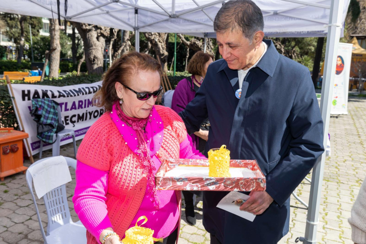 Kadın Emeğine Işık Tutan Üç Gün: İzmir'de Dayanışma ve Dayanak Buluşmaları