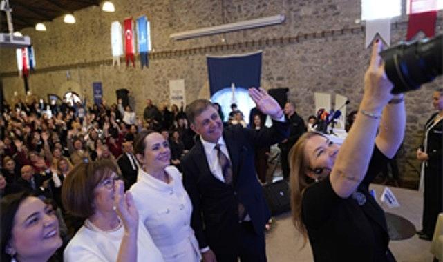 Kadının Direkli Işığı: 103 Yıllık Cesaretin İzinde İzmir’in Aydınlık Yolculuğu