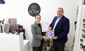 Kadının Gücüyle Değişim: İlkay Çiçek’in Eşi İçin Sürpriz Ruhsat Teslimatı ve İlçeye Katkıları