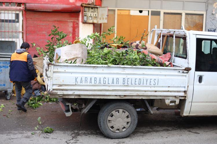 Karabağlar’da Büyük Temizlik Hamlesi: Mahalleler Sıra Geleneğine Uygun Şekilde Dip Köşe Temizleniyor