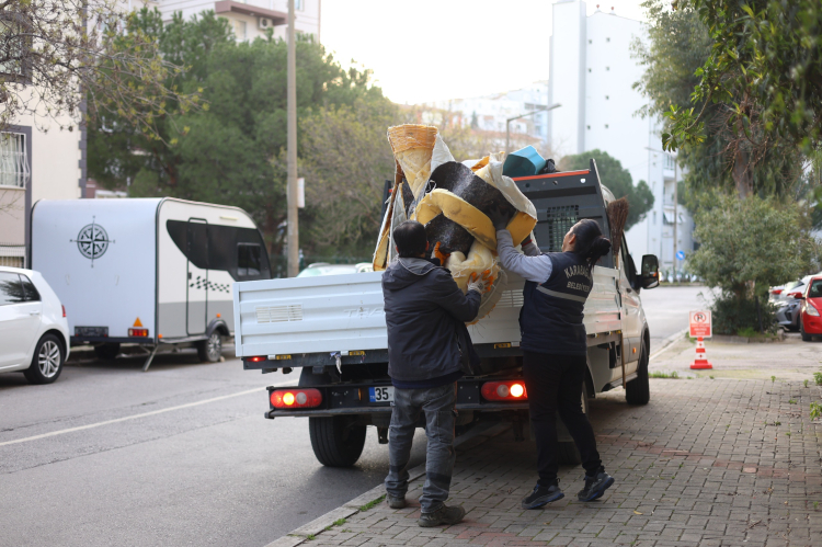 Karabağlar’da Büyük Temizlik Hamlesi: Mahalleler Sıra Geleneğine Uygun Şekilde Dip Köşe Temizleniyor